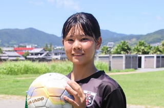 Ｕ－１７女子日本代表に選ばれたＡＩＥ国際高校の小泉恵奈さん＝淡路市生穂新島