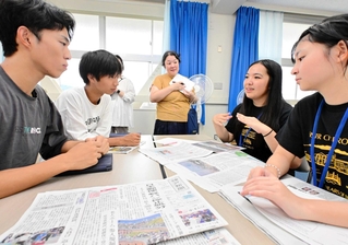 新聞を持ち寄って話し合う洲本高生とヒロ高生＝洲本高校