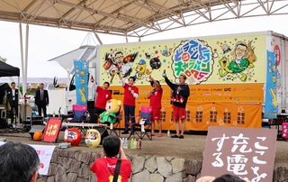 オープニングを迎え盛り上がる「どうでしょうキャラバン」のステージ＝洲本市五色町都志