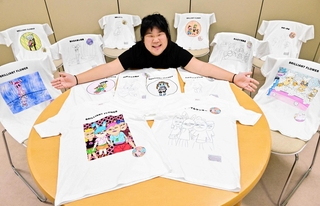 父親の手でＴシャツとなった作品の展示に、顔をほころばせる清水華花さん＝東浦図書館