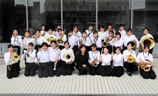 ２年ぶりの金賞に笑顔を見せる津名中吹奏楽部員＝淡路市立しづかホール
