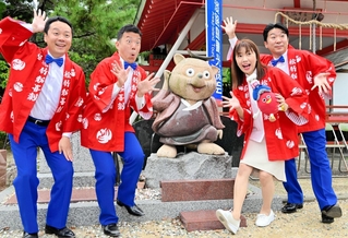 柴右衛門の石像を囲む（左から）曽我廼家桃太郎さん、藤山扇治郎さん、戸田ルナさん、曽我廼家一蝶さん＝洲本八幡神社