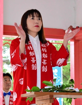 舞台の成功を祈願する戸田ルナさん＝洲本八幡神社