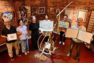 手すき和紙作家の奥田好治さん（右端）と和紙を使ったアート作品の出品者＝エスブリック