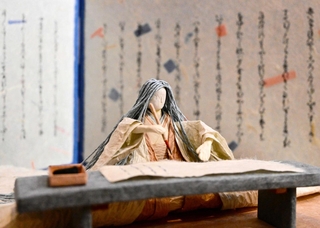 平安絵巻の世界を和紙で再現した奥田好治さんの作品＝エスブリック