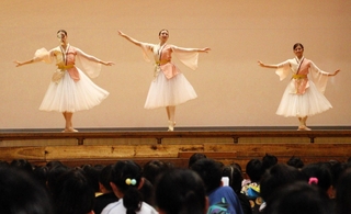 「ふるさと」の曲に合わせてバレエを披露するアワジワールドバレエのダンサー＝志筑小学校