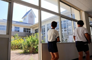 地元の児童を招いて行われた旧倭文中学校の利活用ワークショップ。「財産」として残す策が問われている＝南あわじ市倭文庄田