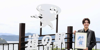 「淡路うず助」の原画を持つ松島聡さん＝南あわじ市福良丙