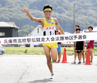 ゴールテープを切る洲本の坂部匠飛選手＝城戸アグリ公園