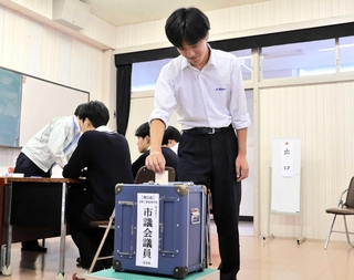 期日前投票する淡路三原高校の生徒＝南あわじ市市円行寺