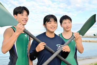県新人大会で優勝した、女子シングルスカルの千葉愛菜さん（中央）と男子ダブルスカルの平野圭人さん（右）、田中星凪さん＝洲本市港