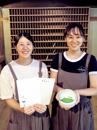 オリジナルの便箋と抹茶を手にする相蘇百英さん（左）と柴田由実さん。手紙は背後の棚に入れてもらう＝いずれも洲本市五色町鮎原三野畑