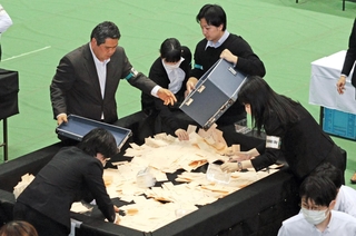 南あわじ市議選の開票作業をする市職員ら＝南あわじ市文化体育館