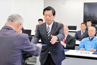 当選証書を受け取る熊田司氏ら新市議＝南あわじ市役所