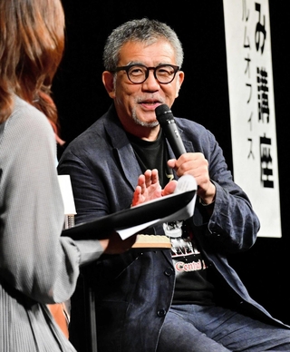 「種まく旅人」の撮影を振り返る篠原哲雄監督＝洲本市文化体育館