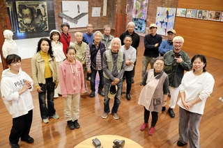 ４０周年を迎えた「十の会」。個性豊かな作品を記念展に寄せたメンバー＝洲本市塩屋１