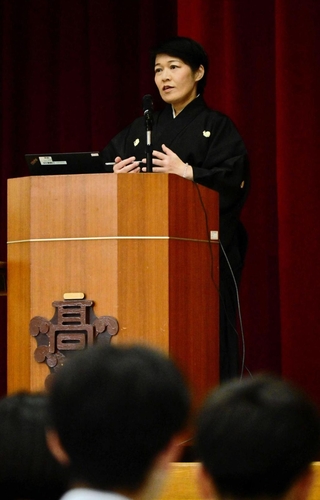 「古里の歴史や文化を学んで」と語りかける大歳久美子さん＝津名高校