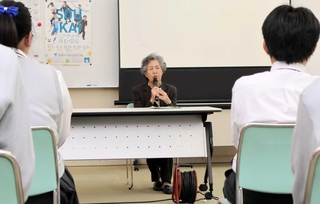 生後間もなく出征し、東部ニューギニアで戦死した父親への思いを語る廣地タマへさん＝蒼開中学校
