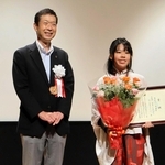 守本憲弘市長（左）から賞状などを贈られた石川遊沙さん＝南あわじ市市三條