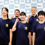 国民スポーツ大会出場へ意気込む（前列左から）樫本桜杜さん、角村玲奈さん、前川心絆さん＝洲本市役所