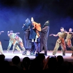 テーマ曲に乗せて浄瑠璃人形とダンサーが繰り広げるステージ＝淡路人形座