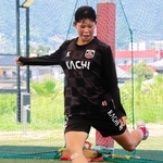 得意のロングパスを練習する小泉恵奈さん＝淡路市生穂新島