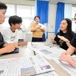 新聞を持ち寄って話し合う洲本高生とヒロ高生＝洲本高校