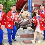 柴右衛門の石像を囲む（左から）曽我廼家桃太郎さん、藤山扇治郎さん、戸田ルナさん、曽我廼家一蝶さん＝洲本八幡神社