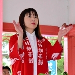 舞台の成功を祈願する戸田ルナさん＝洲本八幡神社