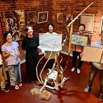 手すき和紙作家の奥田好治さん（右端）と和紙を使ったアート作品の出品者＝エスブリック