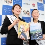 「ビューティージャパン」日本大会に出場へ抱負を語る新崎江里さん（右）と蔵當友香さん＝淡路市役所