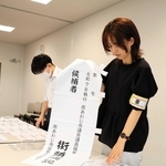 「七つ道具」を確認する市選挙管理委員会の職員＝南あわじ市役所