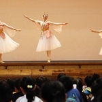 「ふるさと」の曲に合わせてバレエを披露するアワジワールドバレエのダンサー＝志筑小学校