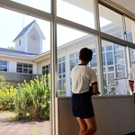地元の児童を招いて行われた旧倭文中学校の利活用ワークショップ。「財産」として残す策が問われている＝南あわじ市倭文庄田