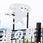 「淡路うず助」の原画を持つ松島聡さん＝南あわじ市福良丙