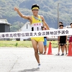 ゴールテープを切る洲本の坂部匠飛選手＝城戸アグリ公園