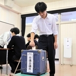 期日前投票する淡路三原高校の生徒＝南あわじ市市円行寺