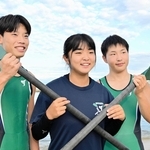 県新人大会で優勝した、女子シングルスカルの千葉愛菜さん（中央）と男子ダブルスカルの平野圭人さん（右）、田中星凪さん＝洲本市港