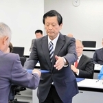 当選証書を受け取る熊田司氏ら新市議＝南あわじ市役所