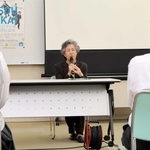 生後間もなく出征し、東部ニューギニアで戦死した父親への思いを語る廣地タマへさん＝蒼開中学校