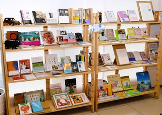 ジャンルを問わない、個性的な装丁の本が並ぶ本棚＝南あわじ市志知佐礼尾