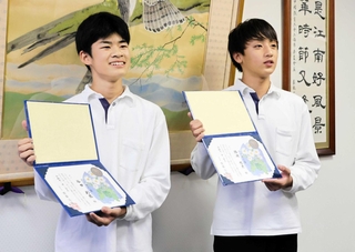 のじぎく賞を贈られた谷田彩蔵さん（左）と勝浦悠月さん＝南淡中学校