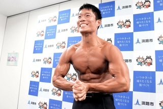 ボディビルの世界大会に２度目の出場を決めた上条亮明さん。「今回は入賞を目指す」と闘志を燃やす＝淡路市役所