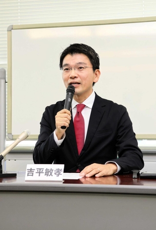 洲本市長選への立候補を表明した吉平敏孝氏＝神戸市中央区