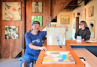 淡路島暮らしも９年目。「作品に影響してるかも」と語る竹田剛さん（左）とギャラリーのやまぐちくにこさん＝淡路市塩尾