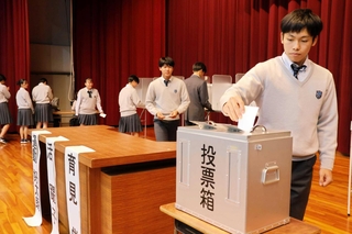 模擬市長選挙で１票を投じる生徒＝洲本市下加茂１
