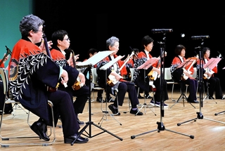 熱のこもった演奏を披露する出演者＝洲本市文化体育館