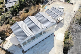 淡路瓦の屋根がジグザグに連なる住宅＝南あわじ市津井（白浜興業提供）