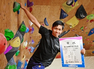 国スポで５位入賞を果たした蒼開高校３年中山勇希さん＝洲本市新村、クライミングジムＣＯＣＯＭＯ