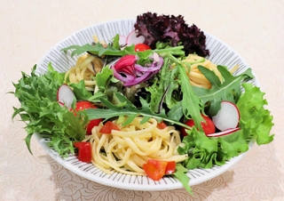 彩り豊かな野菜と生パスタのサラダ